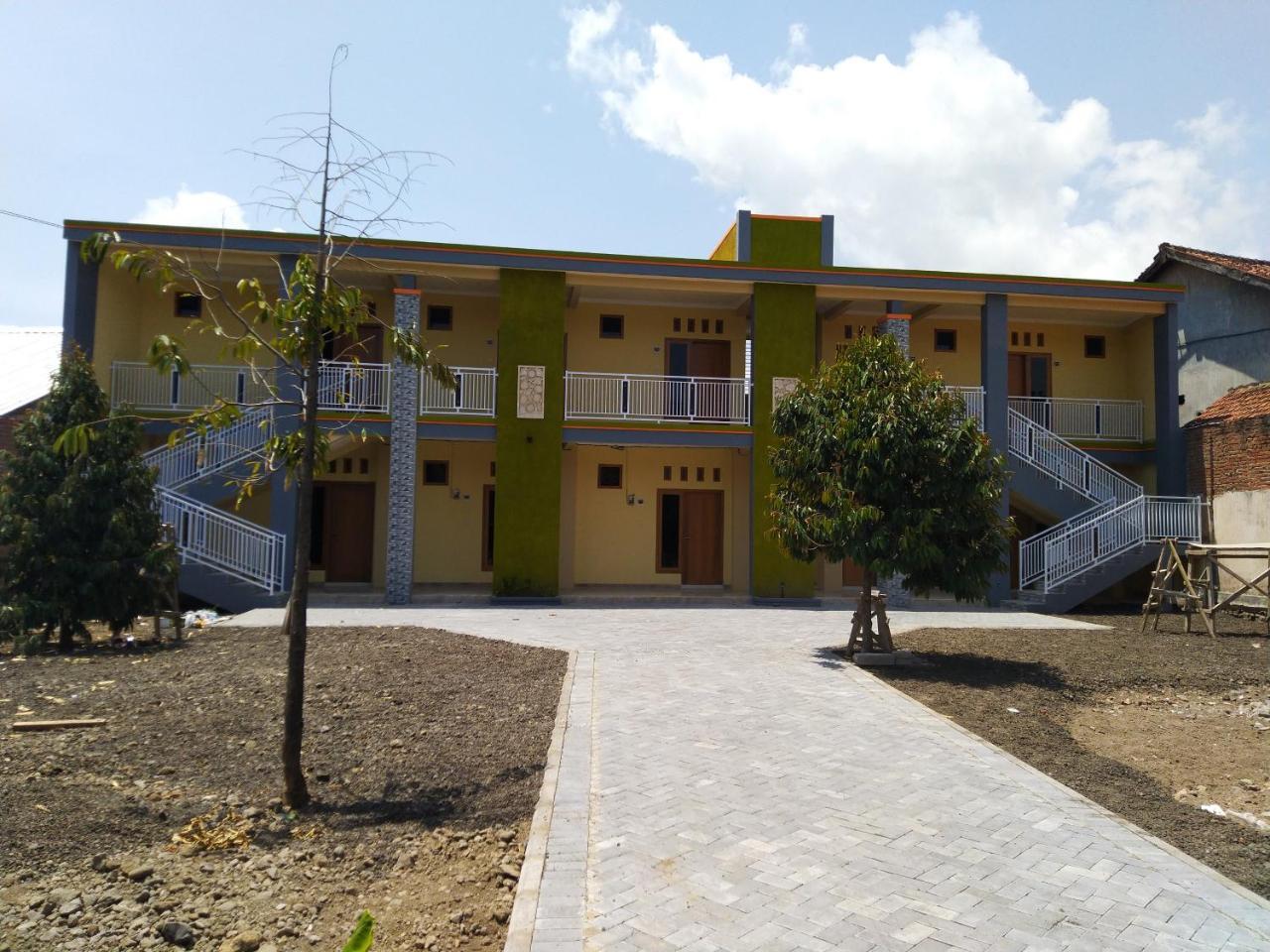 R3 Brawijaya Homestay Баньюванги Экстерьер фото