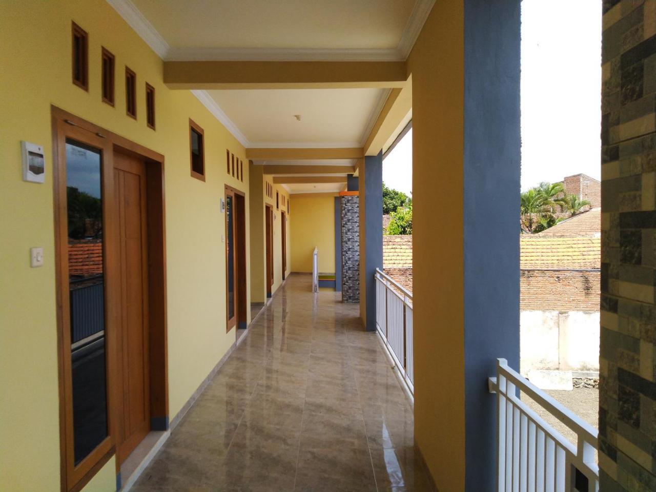 R3 Brawijaya Homestay Баньюванги Экстерьер фото