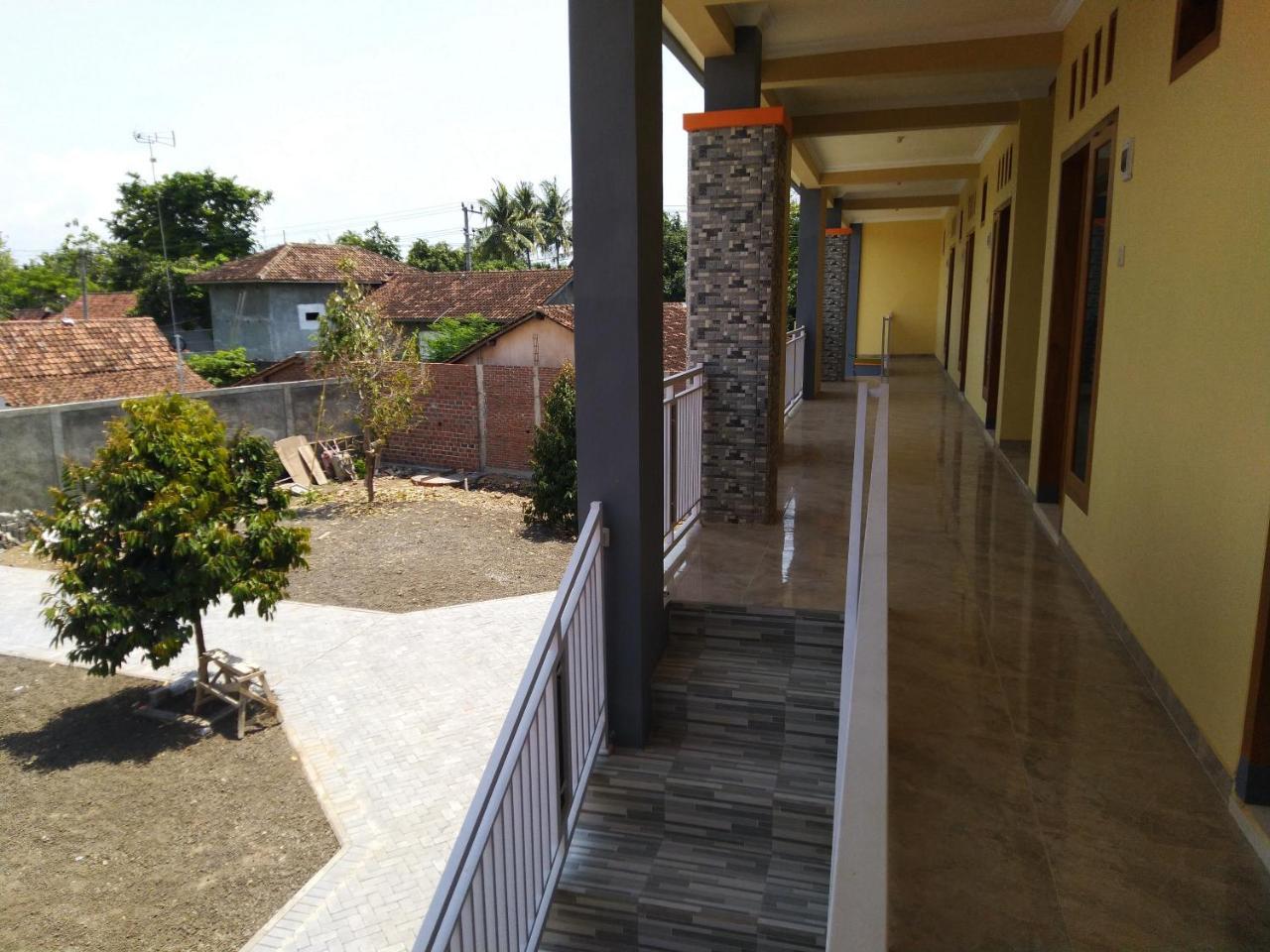 R3 Brawijaya Homestay Баньюванги Экстерьер фото
