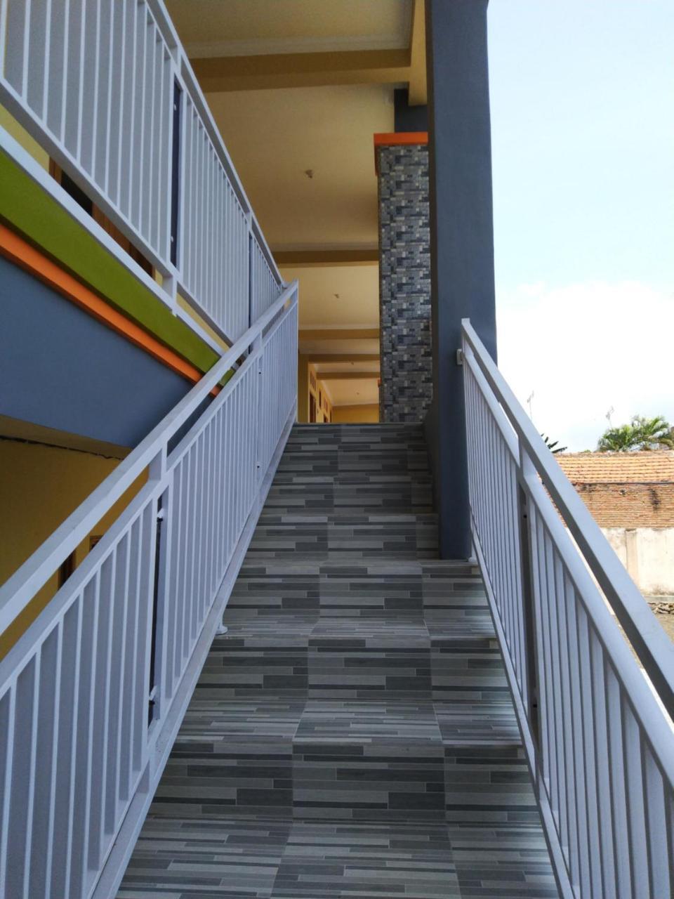 R3 Brawijaya Homestay Баньюванги Экстерьер фото