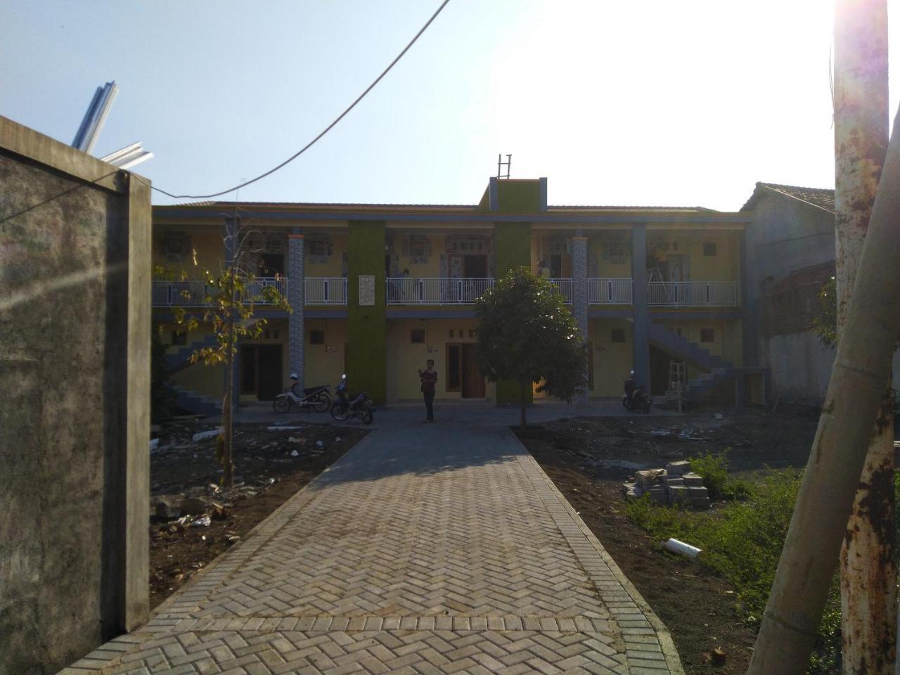 R3 Brawijaya Homestay Баньюванги Экстерьер фото