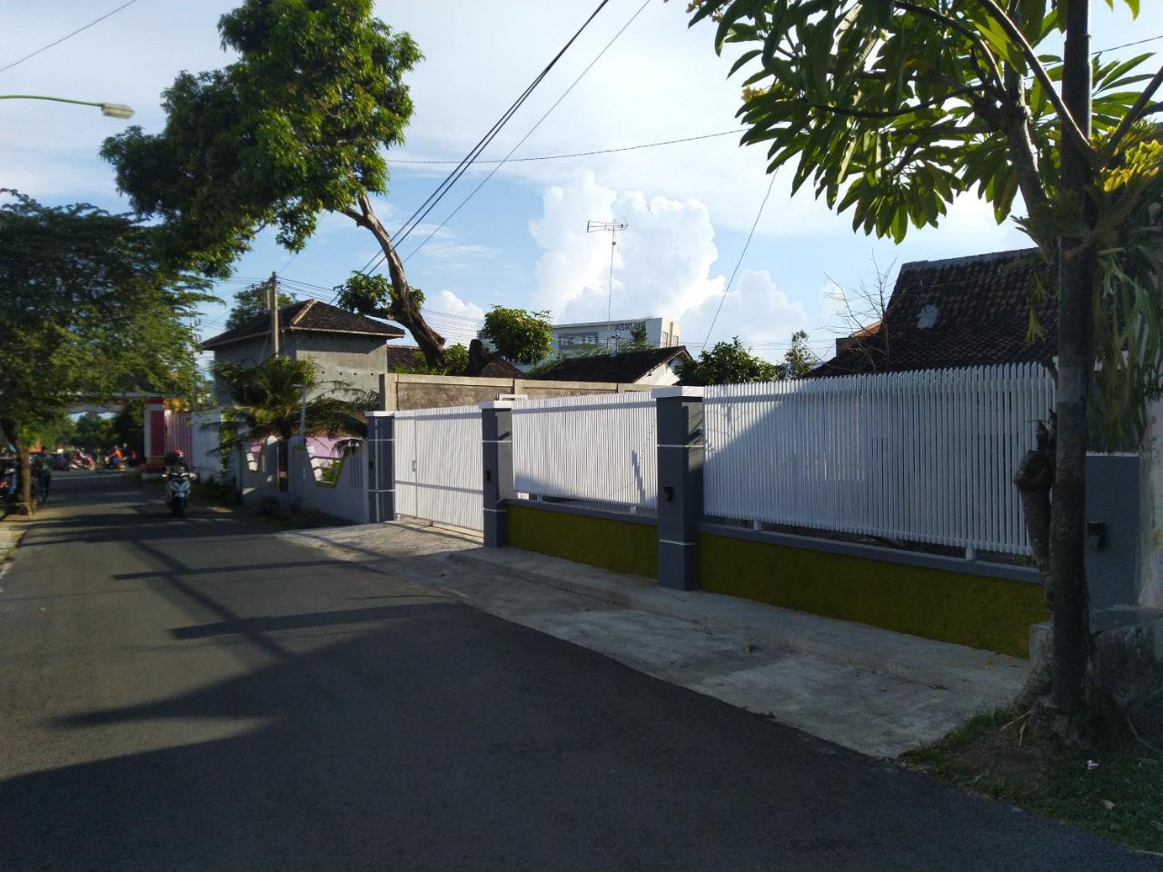 R3 Brawijaya Homestay Баньюванги Экстерьер фото
