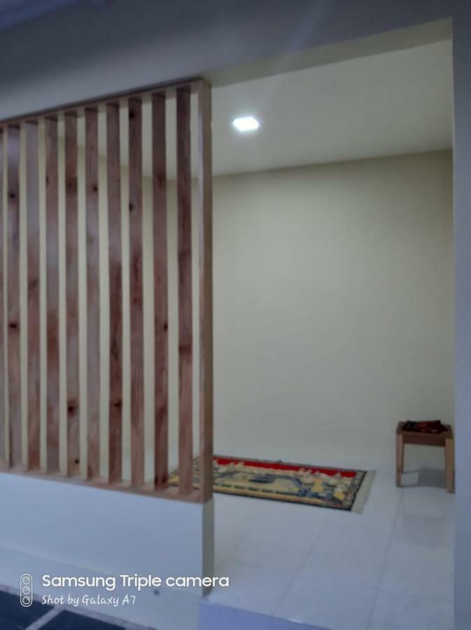 R3 Brawijaya Homestay Баньюванги Экстерьер фото